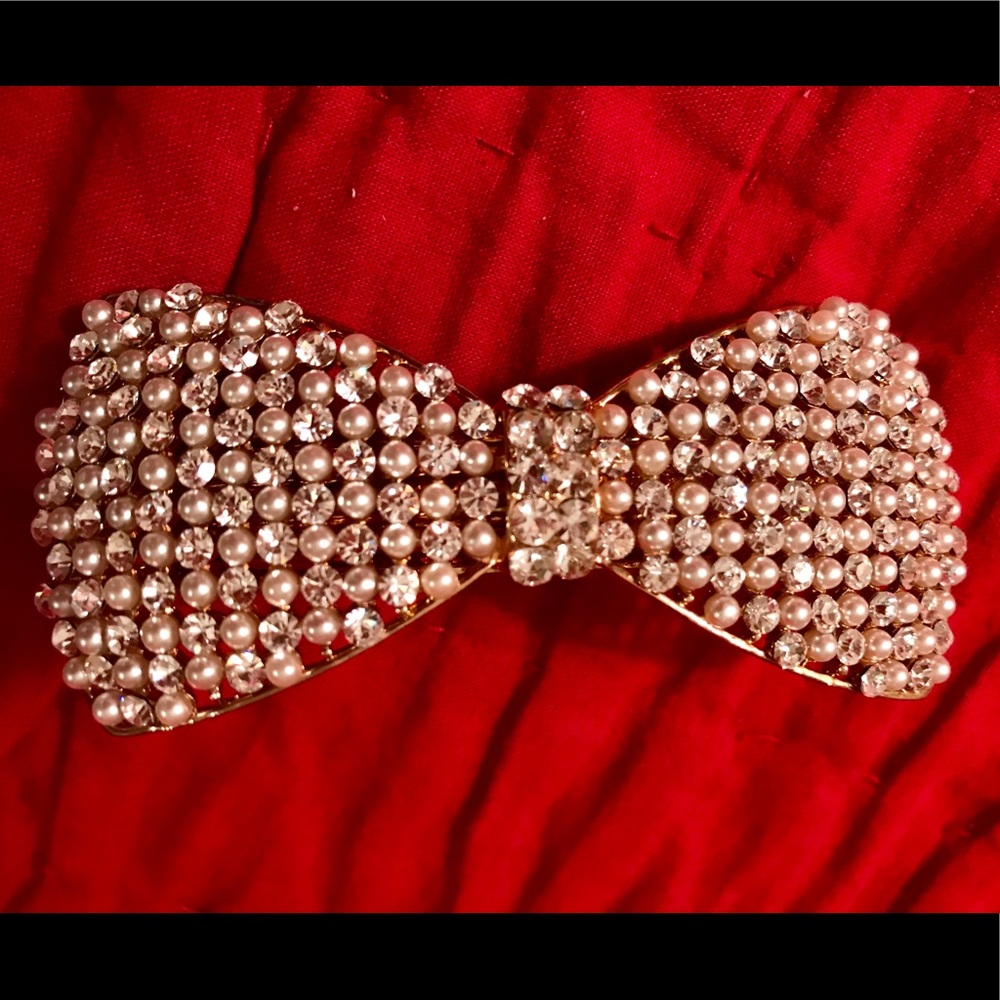 Faux pave diamond and baby pearl hair clip.